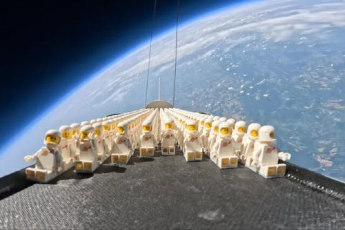 ۱۰۰۰ فضانورد تولید شده از لگو به لبه فضا پرواز کردند