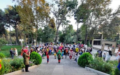 افتتاح نمایش یوکایدی در جستجوی گنج با کاشت نهال و نواختن زنگ تئاتر