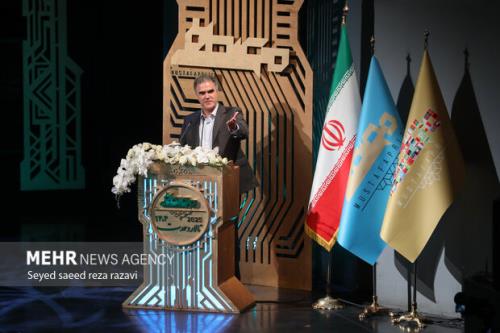 برنده جایزه مصطفی جایزه نقدی خویش را به دانشمندان جوان اهدا کرد