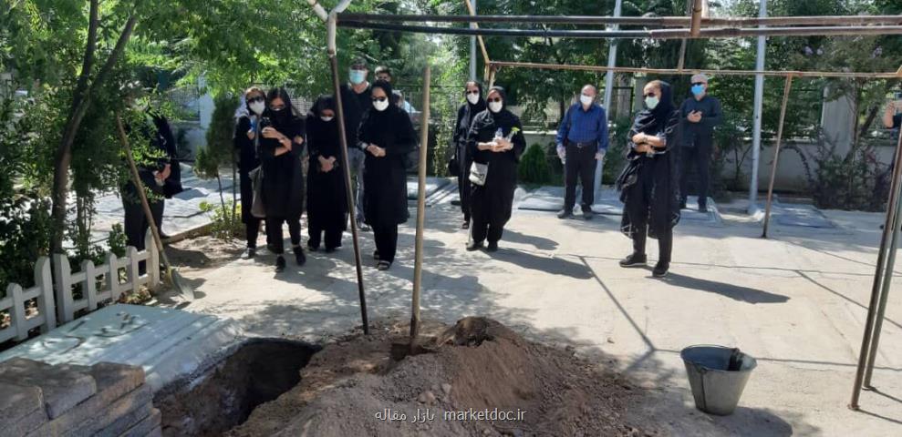 خسرو سینایی در كنار محمدعلی كشاورز آرام گرفت